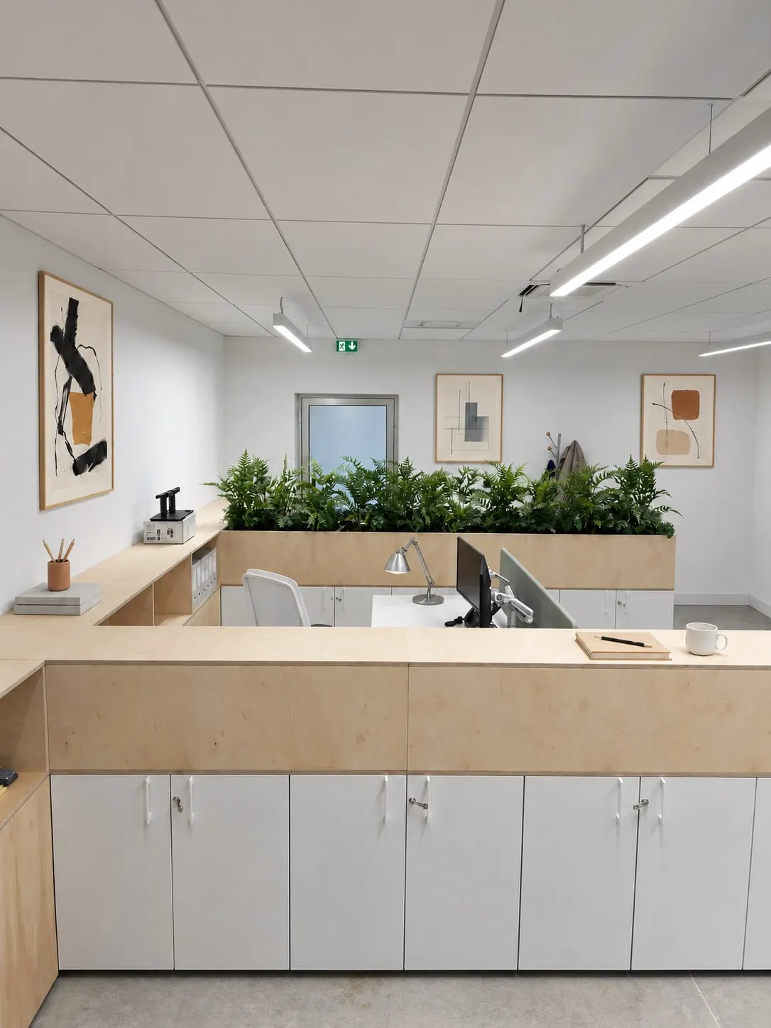 Banque d’accueil en bois clair surmontée de plantes
