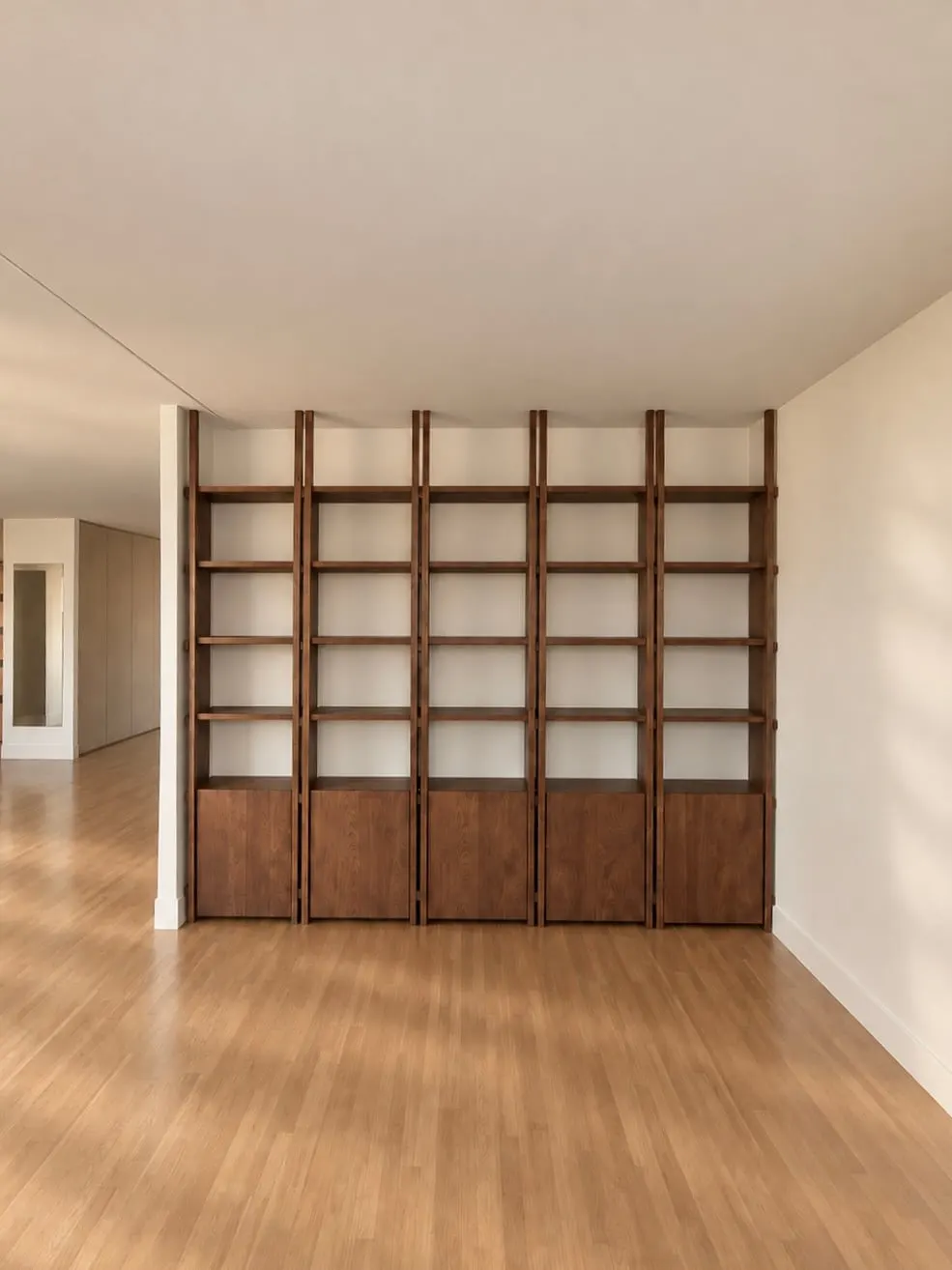 Bibliothèque toute hauteur en bois sombre dans un séjour