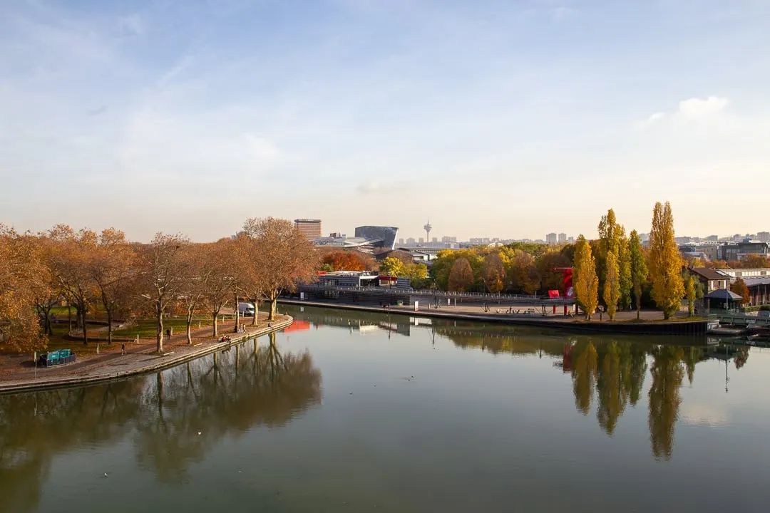 Vue sur le canal depuis l’appartement, arbres d’automne