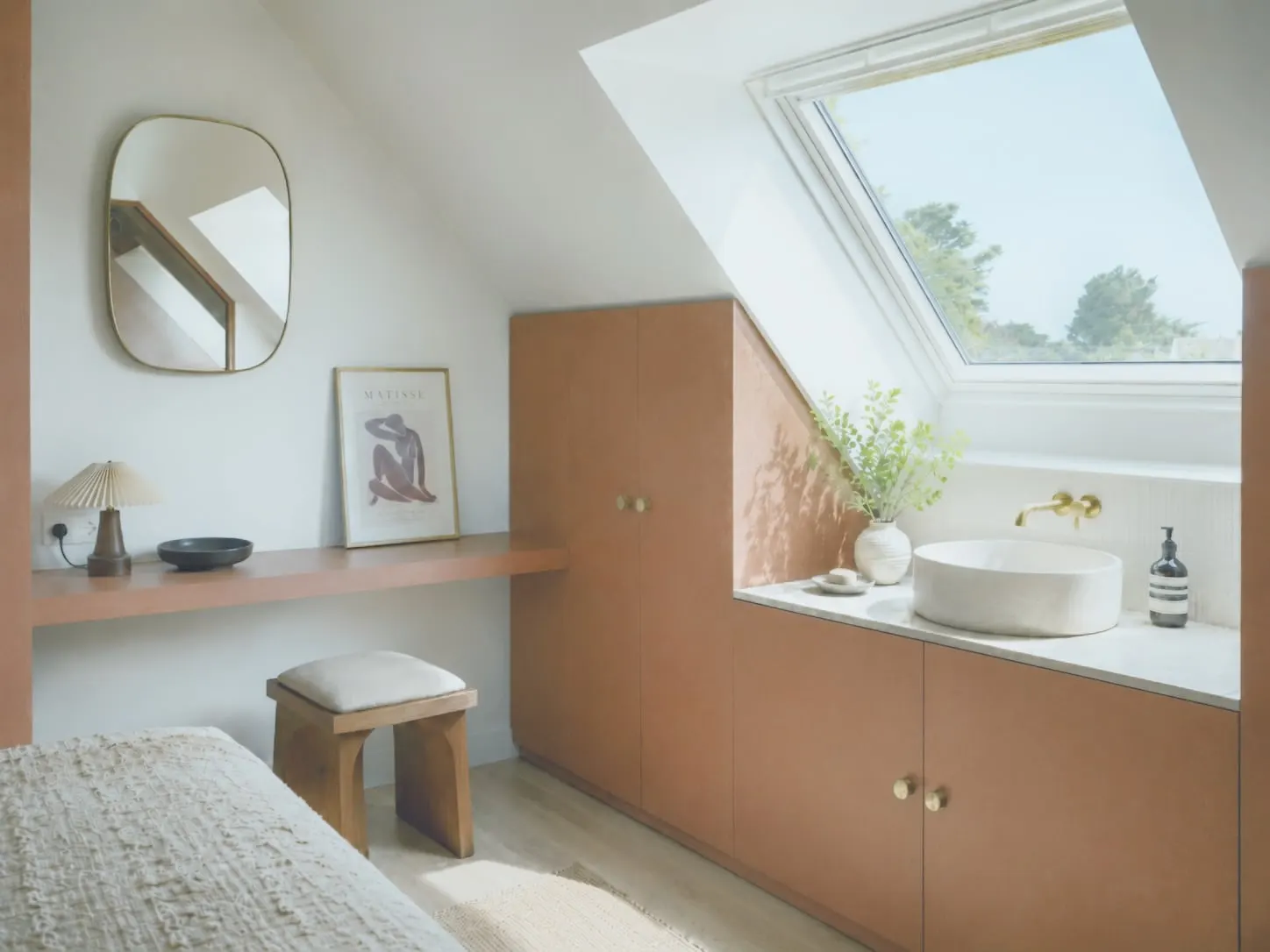 Chambre mansardée avec rangements et vasque en bois terracotta