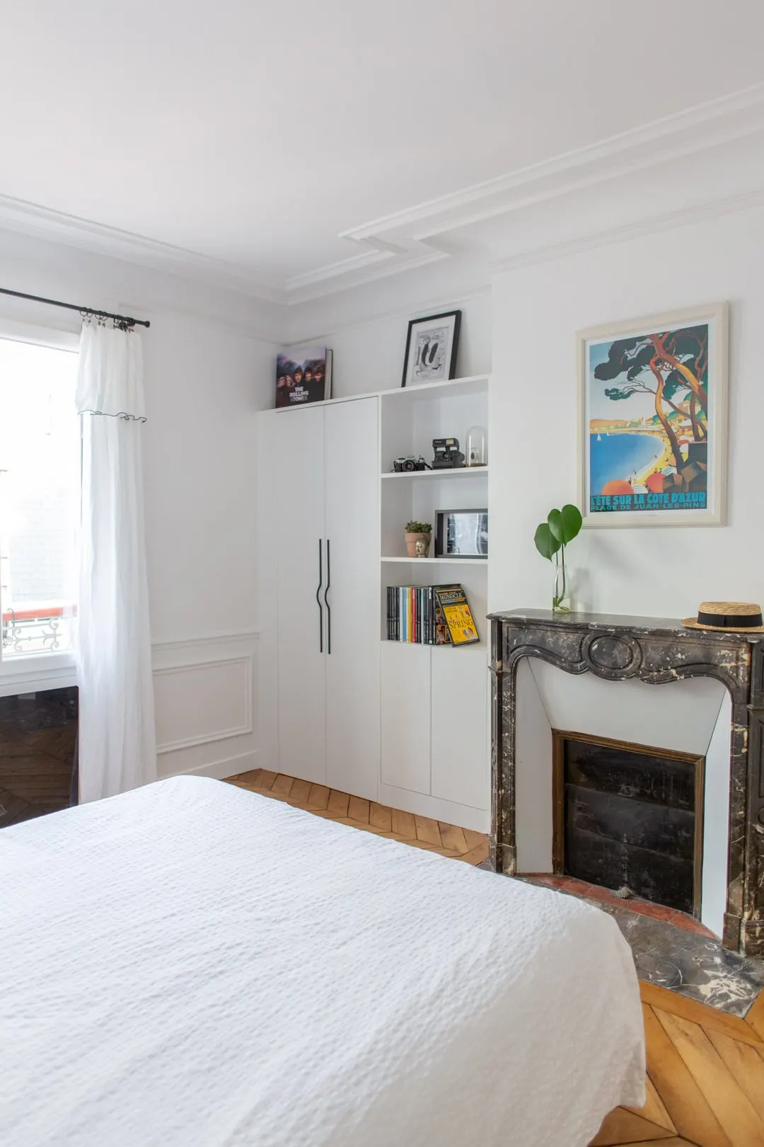 Chambre avec cheminée en marbre et parquet