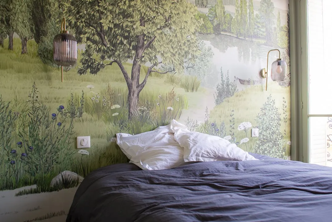 Chambre au papier peint panoramique représentant un paysage de rivière