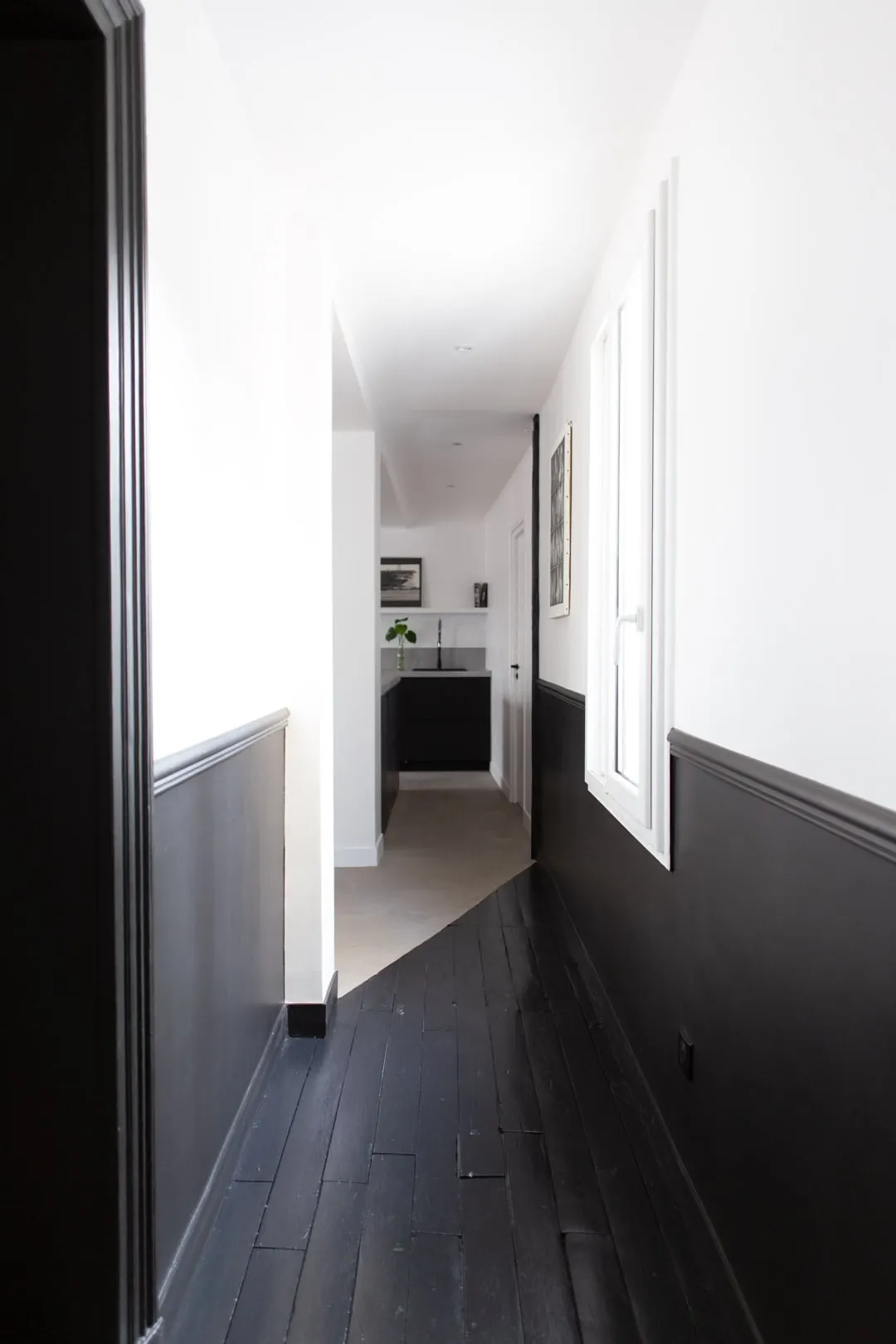 Couloir blanc avec soubassement noir