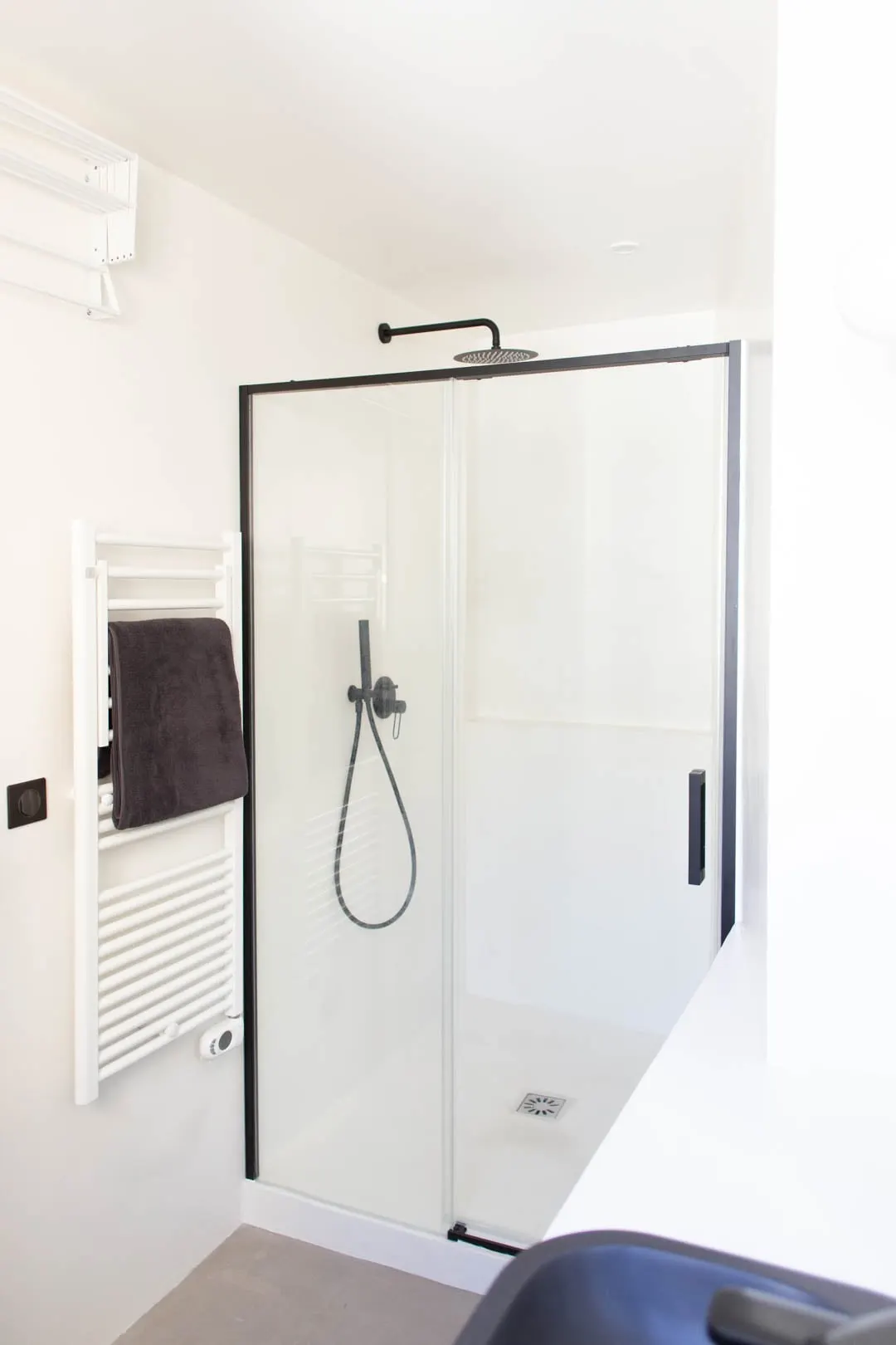 Douche à l’italienne, paroi vitrée et robinetterie noire