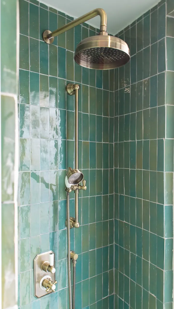 Douche en zellige vert et robinetterie laiton