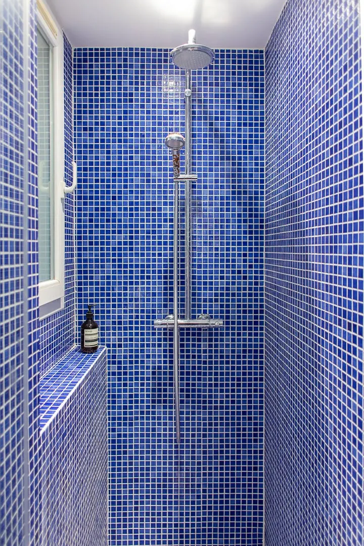 Douche habillée de mosaïque bleue