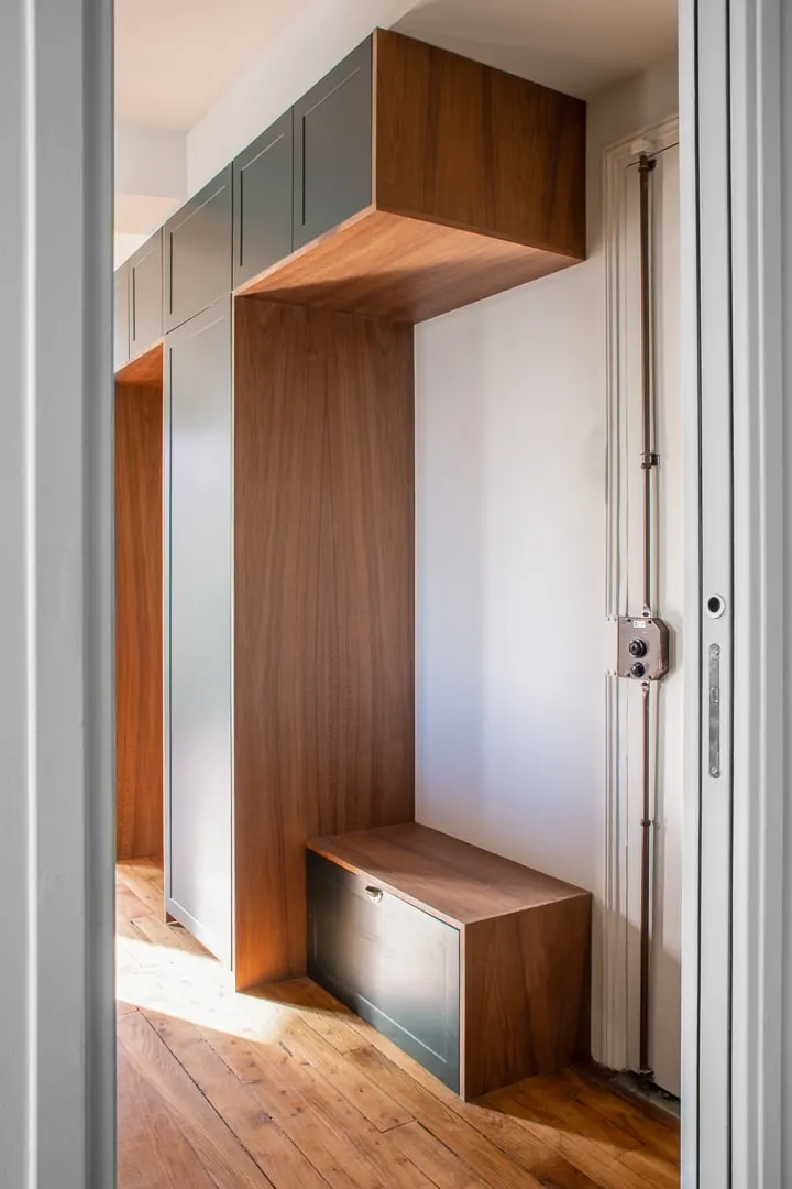 Entrée avec banc et rangements en bois