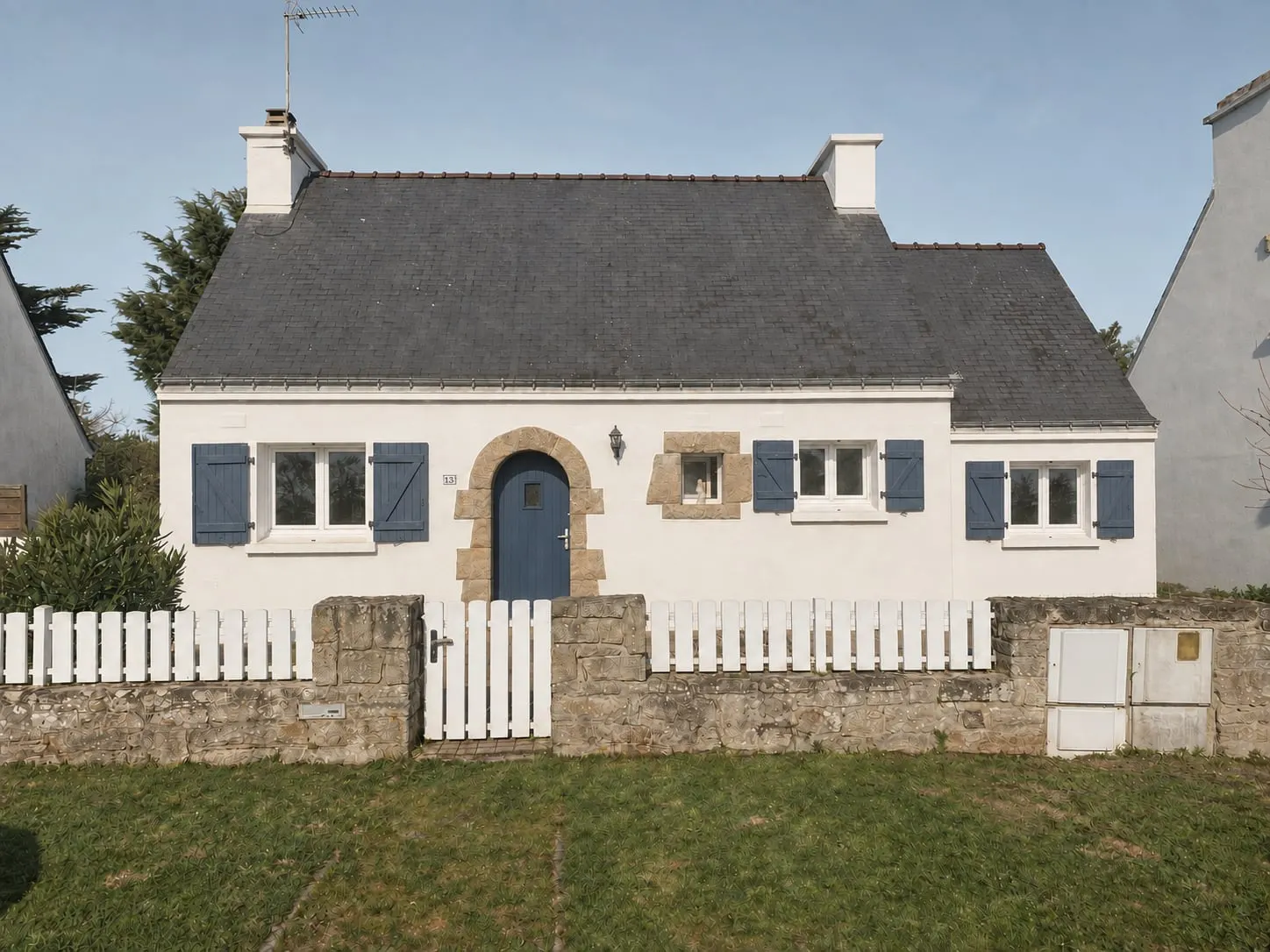 Façade nord de la maison néo-bretonne aux volets bleus