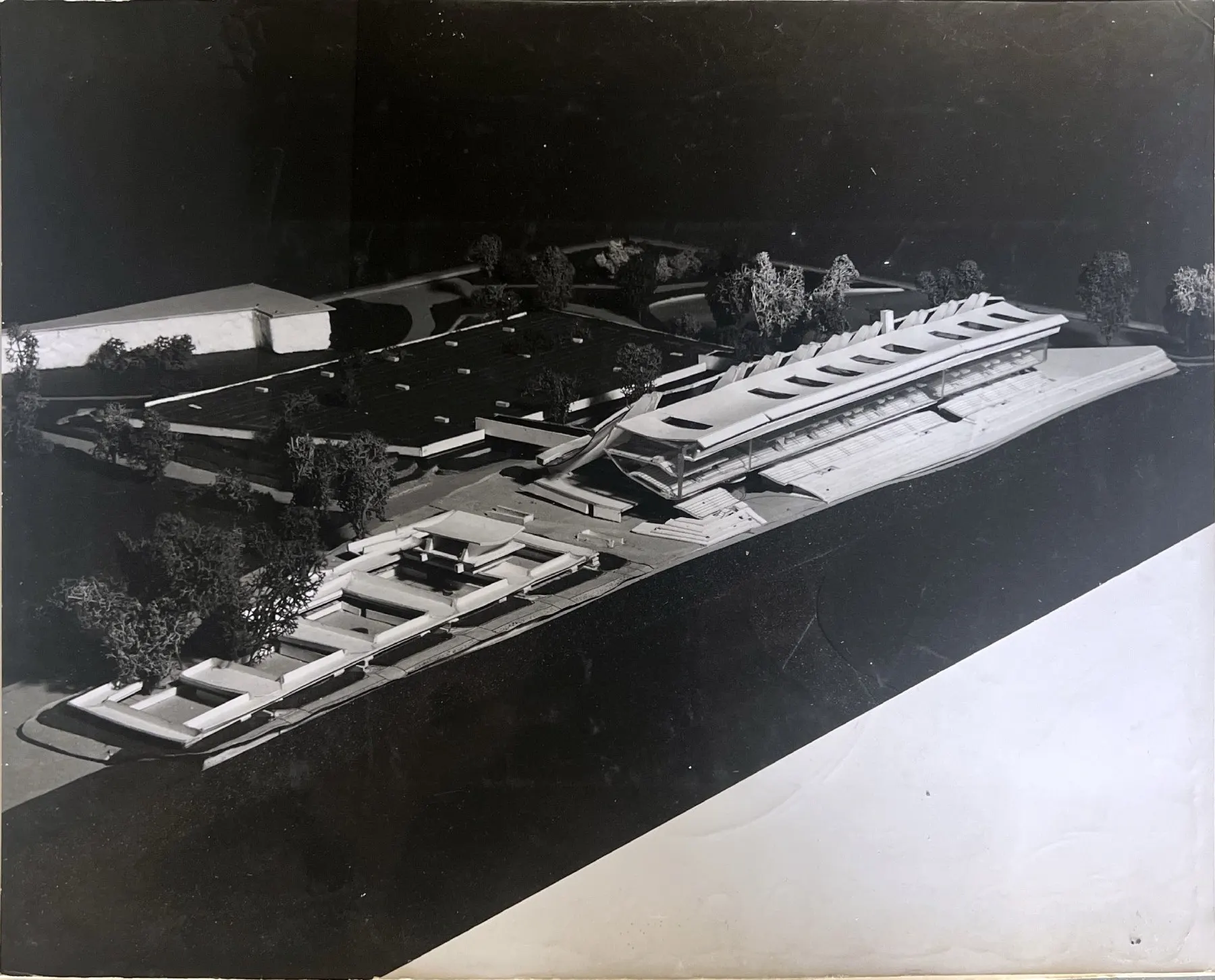 Photographie noir et blanc d’une maquette de l’hippodrome de Vincennes