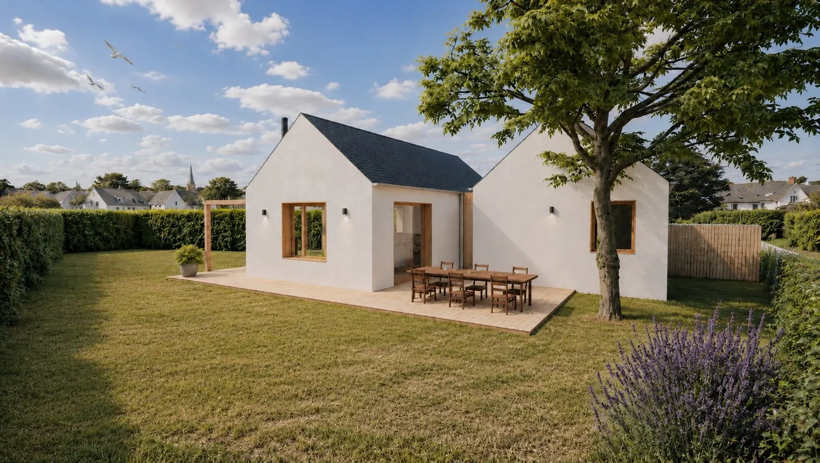 Maison blanche à deux pignons et toiture en ardoise, terrasse en bois ouverte sur le jardin
