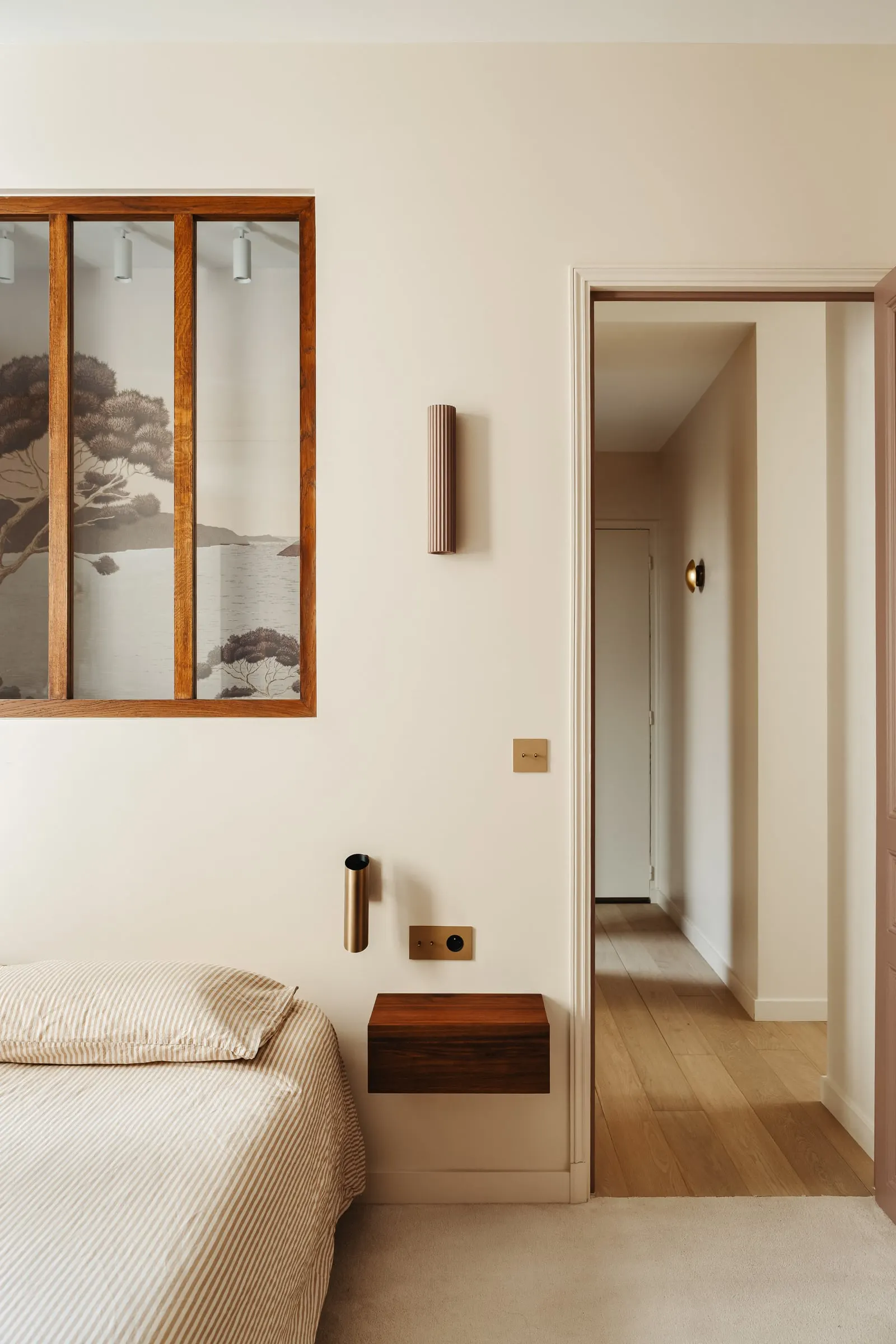 Chambre avec verrière en bois et vue sur le couloir
