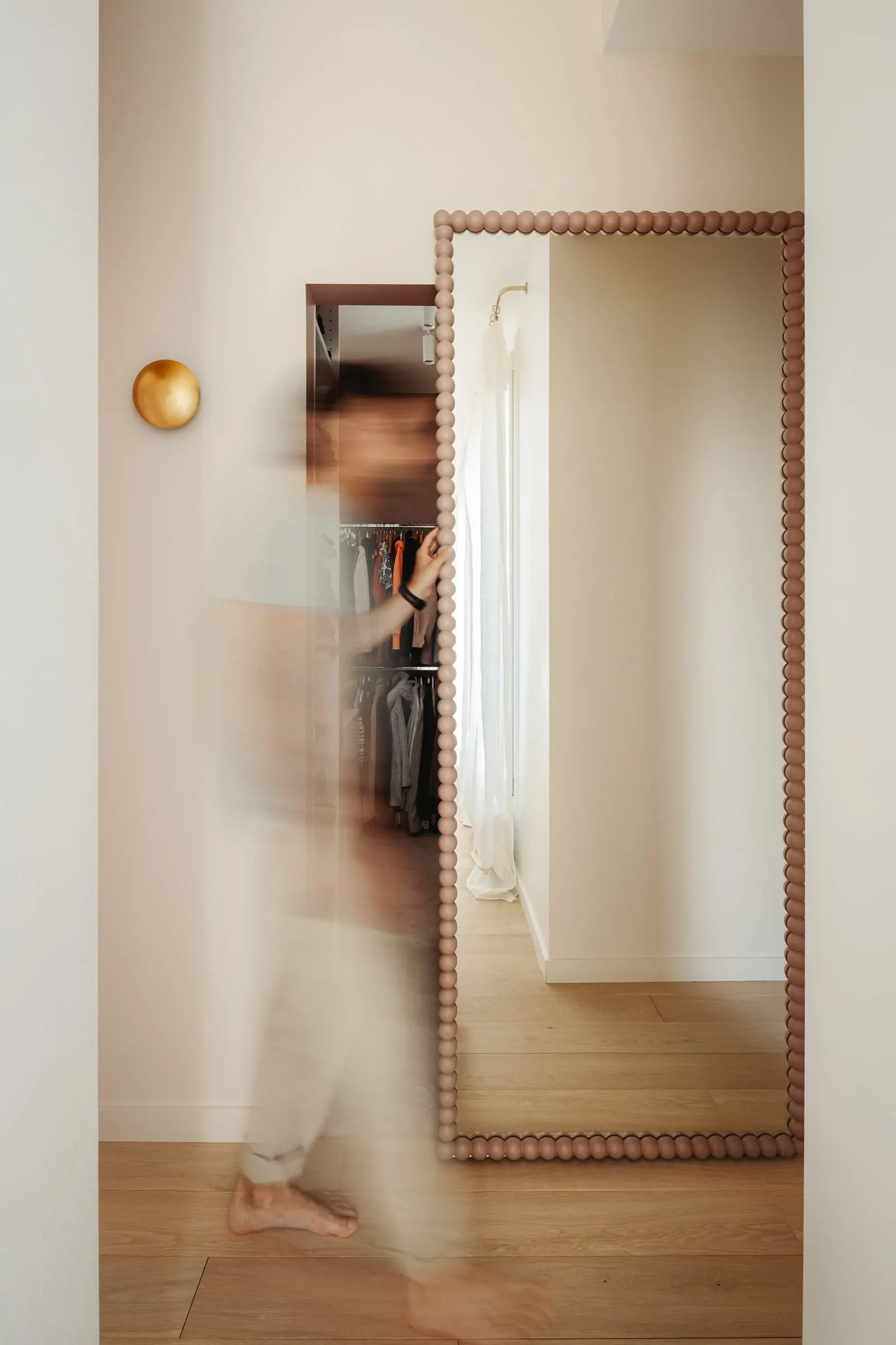 Miroir toute hauteur coulissant devant le dressing