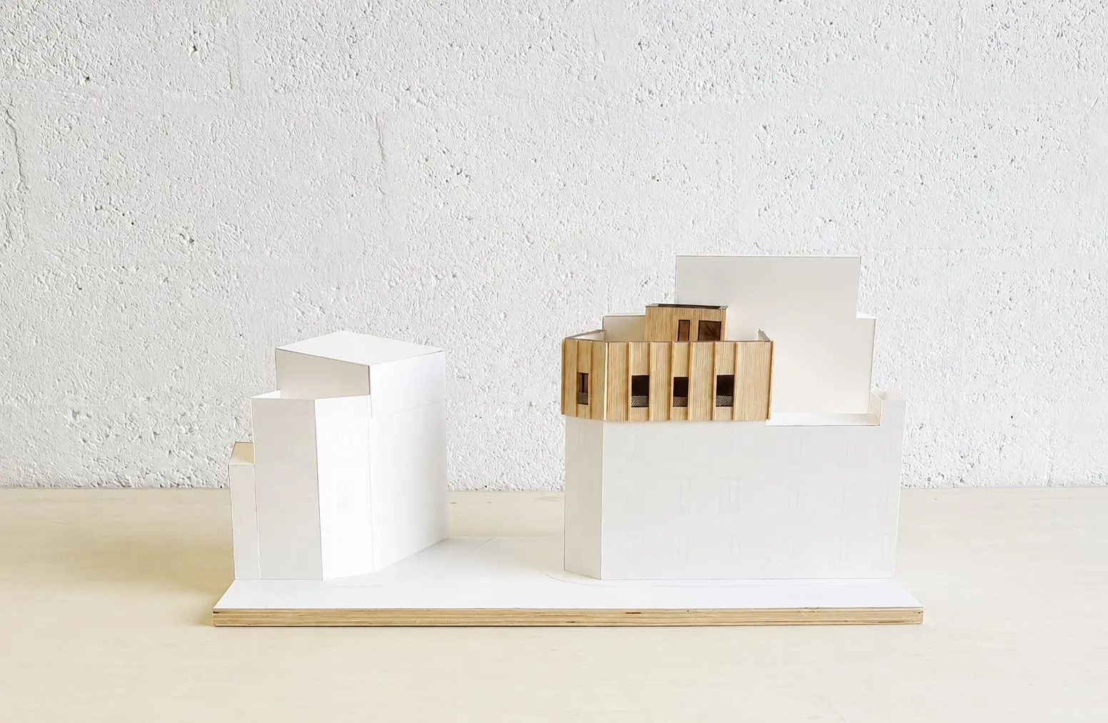 Maquette au 1:100 en carton blanc et balsa