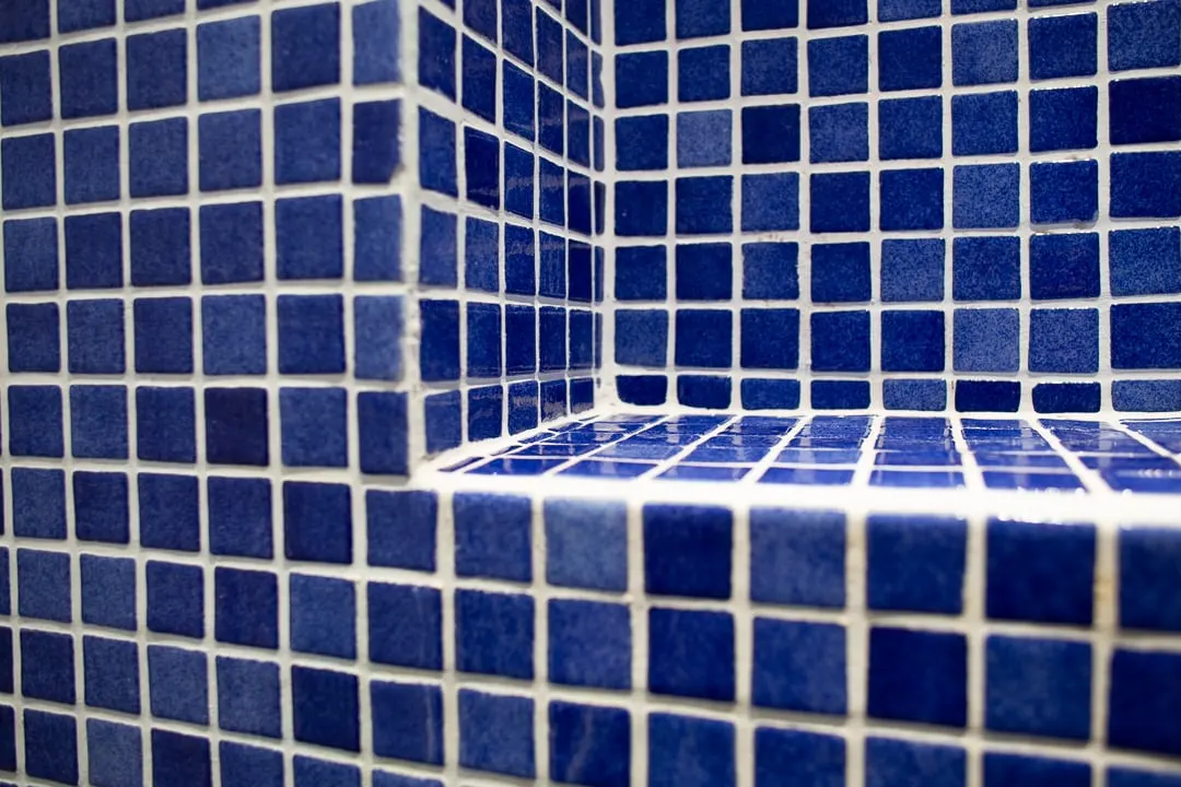 Détail de la mosaïque bleue de la douche