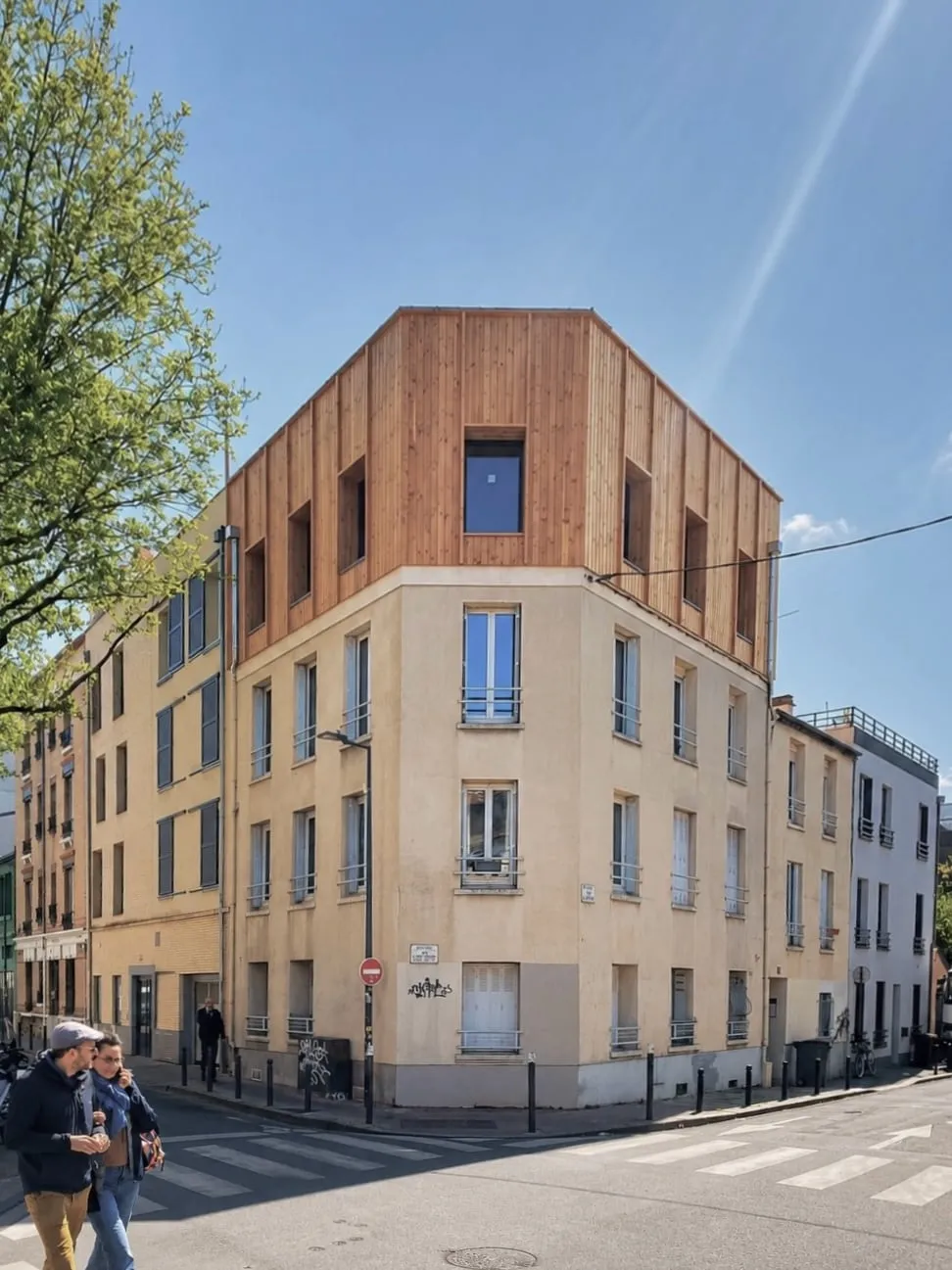 Immeuble d’angle à Montreuil couronné d’une surélévation en bardage bois vertical