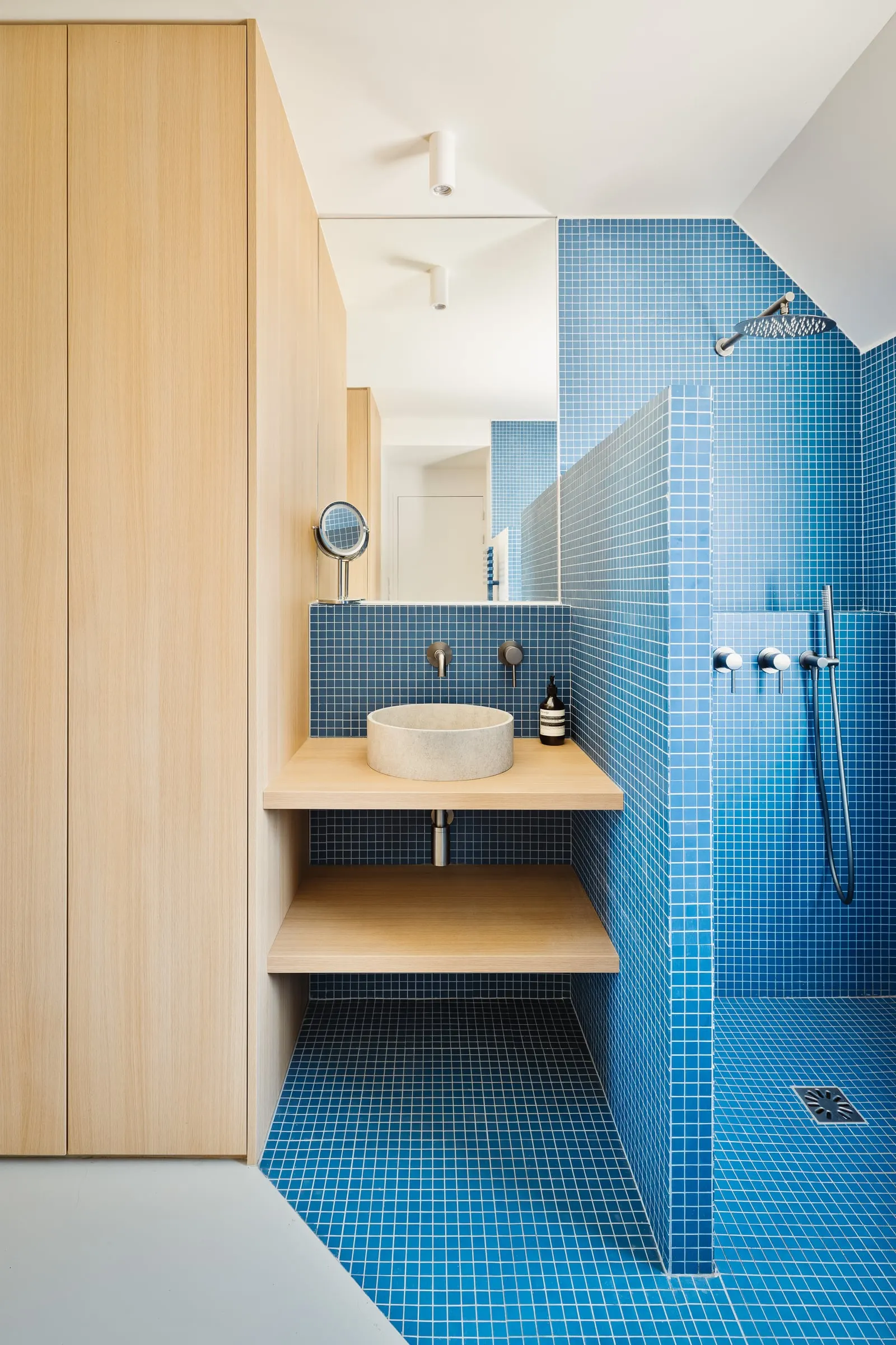 Salle d’eau en mosaïque bleue et bois clair