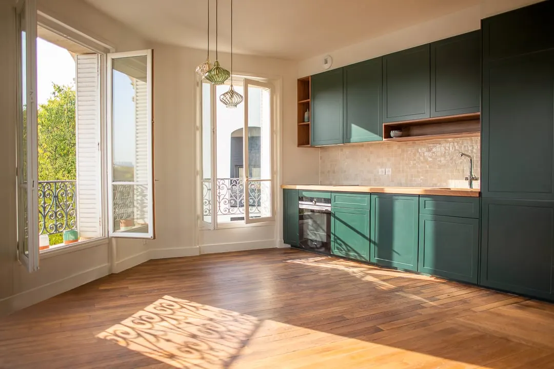 Séjour baigné de lumière, parquet et cuisine verte