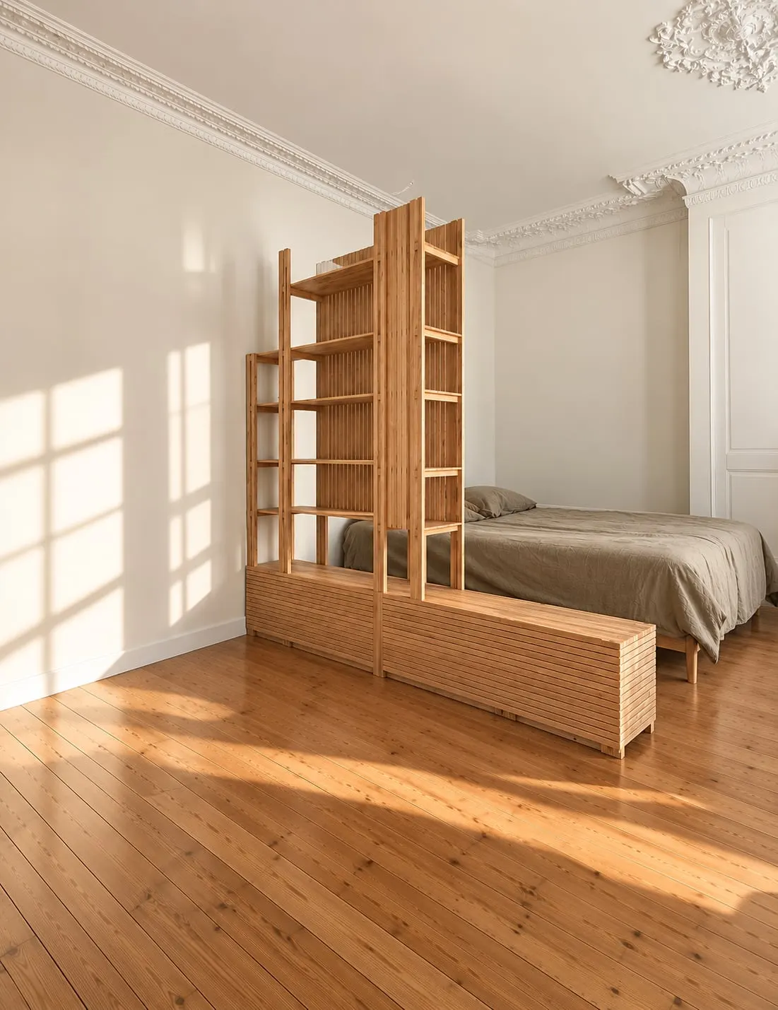 Meuble de séparation en bois dans une chambre haussmannienne